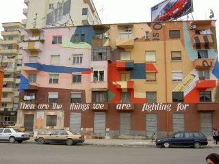 File:Bulding de Tirana en couleur.jpg