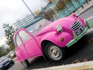 File:Deux-Chevaux rose voiture-3610.jpg