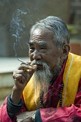 File:Fumeur-Chinois-Tabagisme-Cigarette-7476.jpg