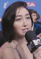 File:Noah Cyrus VMA 2018.jpg