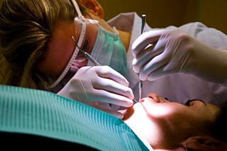 File:Chirurgien-dentiste-Médecin-dentiste-5126.jpg
