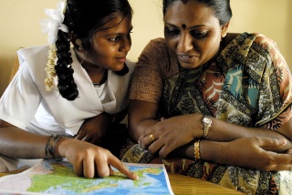 File:Élève-écolière-apprendre-maman-mère-générations.jpg
