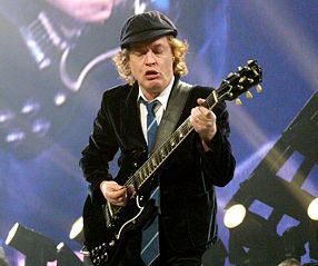 File:Angus Young en 2008.jpg