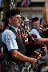 File:Joueur de cornemuse-3505.jpg