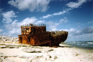 File:Epave-Île Europa-1997.jpg