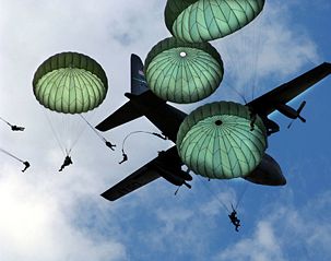 File:Parachutistes-8776.jpg