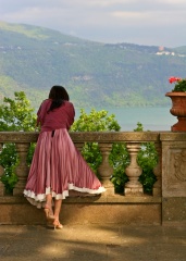 File:Femme en jupe-2213.jpg