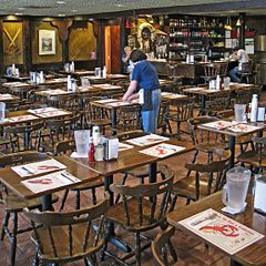 File:Restaurant-serveur-serveuse-service-8207.jpg