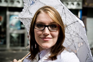 File:Femme tenant une ombrelle-2258.jpg