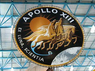 File:Apollo 13 symbole-1276.jpg