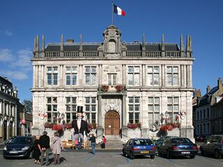 File:Bergues hotel de ville.jpeg