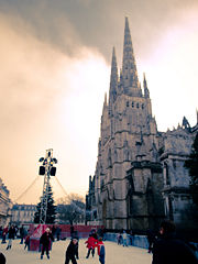 File:Cathédrale Saint André et la patinoire-9357.jpg