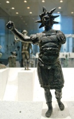 File:Statuette Hélios.jpg