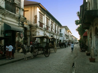 File:Cobblestone Street Stroll-1587.jpg