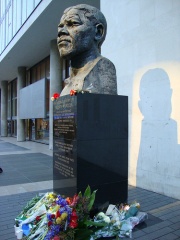 File:Nelson Mandela statue,Londre (Angleterre)-5651.jpg