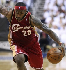 File:LeBron James en action-7796.jpg