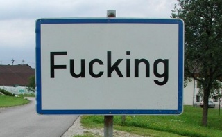 File:Panneau Fucking.jpg