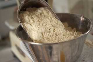 File:Pesée de farine-4704.jpg