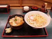800px-Udon and oyakodon by hmaruyama.jpg
