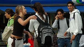 File:Groupe d'adolescents-Écoliers-Amis.jpg