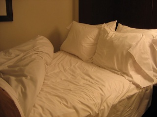 File:Lit-Matelas-Oreillers-Literie.jpg