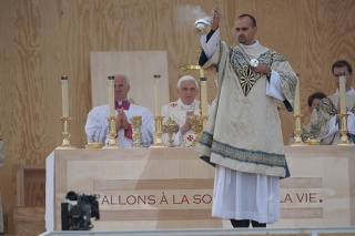 File:Pape Bénedicte XVI-8820.jpg