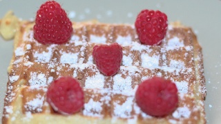 File:Gaufre aux framboises sucre glace-9399.jpg