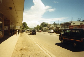 File:Rue principale d'Honiara.jpg