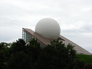 File:Bâtiment du Futuroscope-849.jpg