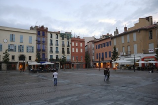 File:Place de la République - Perpignan.jpg