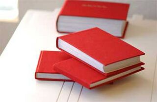 File:Pile livres rouges.jpg