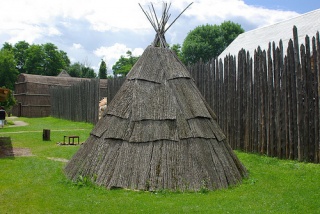 File:Tipi Ste. Marie des Hurons-4142.jpg