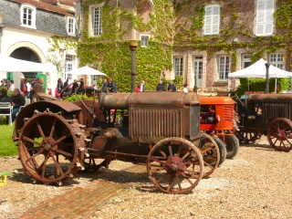File:Vieux tracteur roues métal-5588.jpg