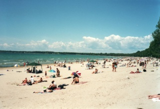File:Plage-Lac Ontario.jpg