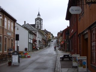 File:Rue principale - Roros Røros.jpg