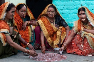 File:Plusieurs femmes kumaonis qui font un Aipan.jpg