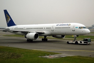 File:Air Astana 757 P4-FAS-8335.jpg