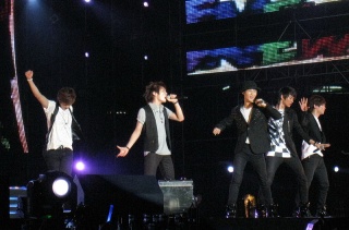 File:SHINee-Concert-Live.jpg