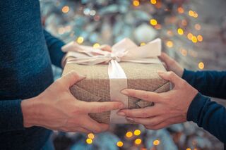 File:Gift-4669449 1280.jpg