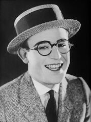 File:Harold Lloyd in 1924.jpg