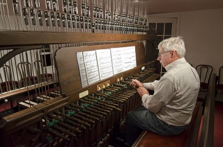 File:Carillonneur-6980.jpg