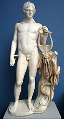 File:Apollon et ses attributs.jpg