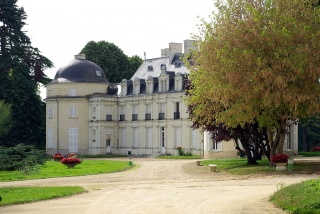File:Château de Benais-Façade.jpg