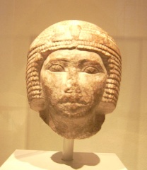File:Head of a King's statue Ägyptisches Museum Berlin.jpg