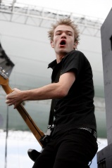 File:Sum41 - Deryck Whibley-610.jpg