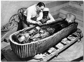 File:Howard Carter-Sarcophage intérieur Toutankhamon.jpg
