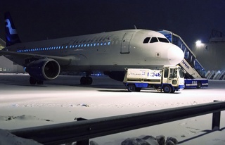 File:Finnair in snow-7348.jpg