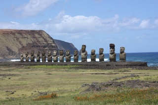 File:Moaïs Île de Pâques.jpg