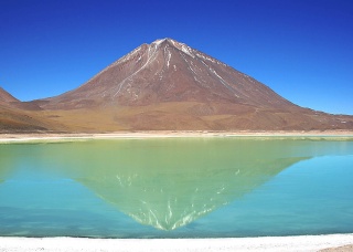 File:Laguna Verde Licancabur.jpg