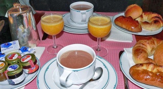 File:Petit déjeuner - France.jpg